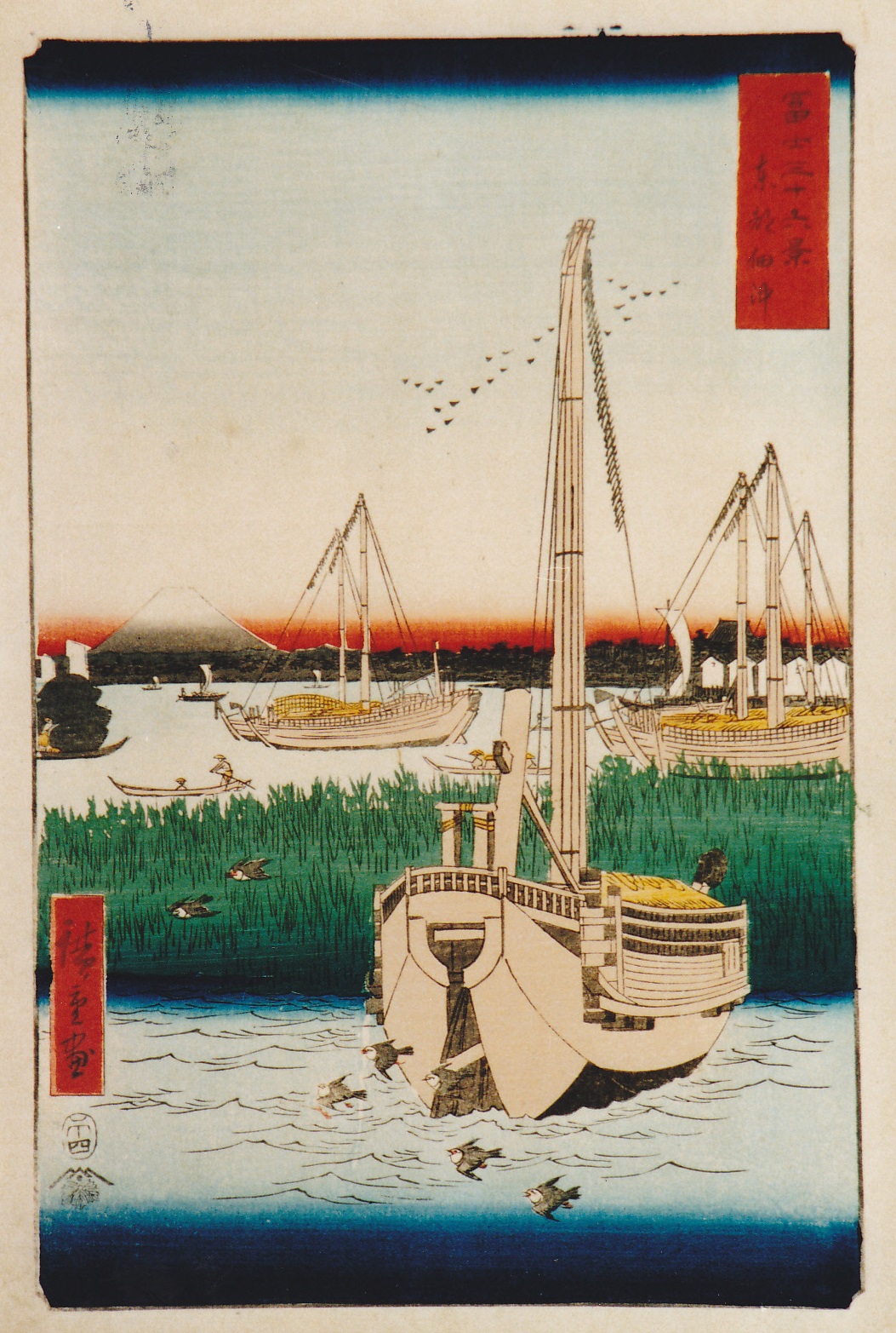 太陽が沈みかけて空が赤色に染まり、遠くには富士山が見え、周囲には鳥が飛びまわっている帆船が複数浮かぶ川の風景が描かれている浮世絵