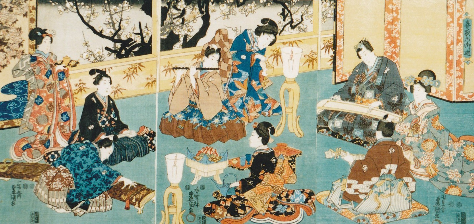 庭に満開に咲き誇る桜の木が立っている様子がよく見える室内で、集まった着物姿の男性たちが、琴や横笛、琵琶などの楽器を演奏したり、女性たちがお酒を楽しんだりしている優雅なひとときを描いた浮世絵