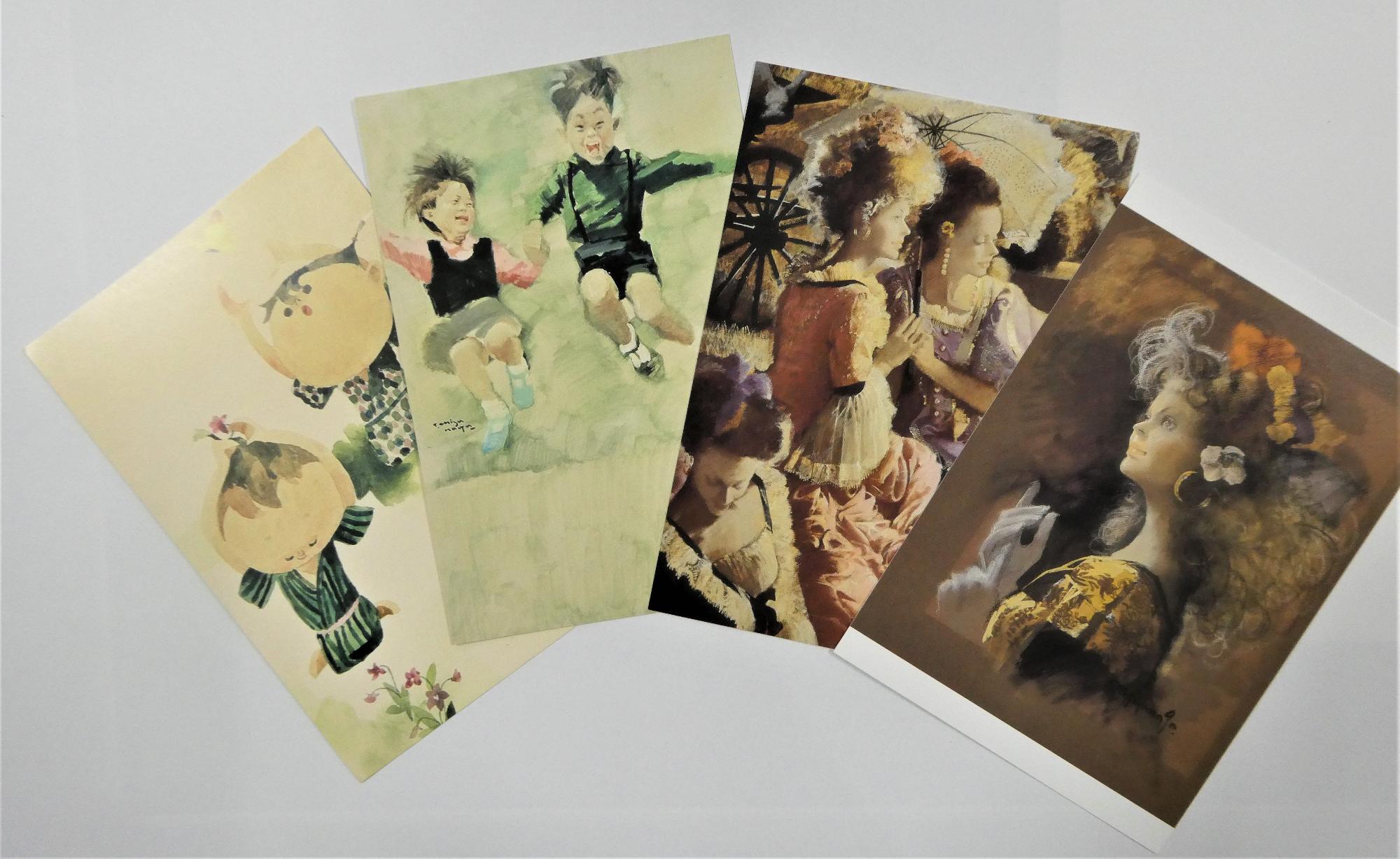 左から、水彩画で描かれた丸い顔の男の子のイラスト、楽しそうに笑う子どもたちの水彩画、ヨーロッパの貴婦人たちを描いた写実的な油絵、最後に横顔を描いた優雅な女性の油絵が重ねて配置された4枚のポストカードの写真