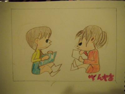 右下にぺんてると書かれた画用紙に男の子と女の子が向かい合って座り、それぞれ絵を書いている様子を、温かみのあるタッチでクレヨンで描いたイラストの写真