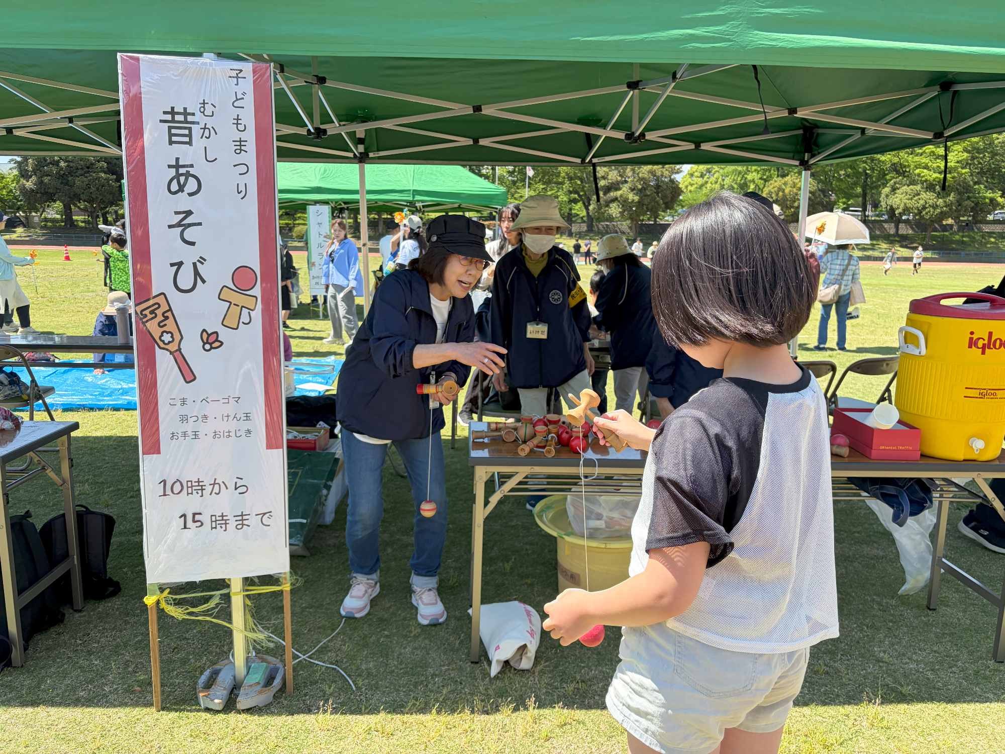 民生委員とけん玉をする女の子