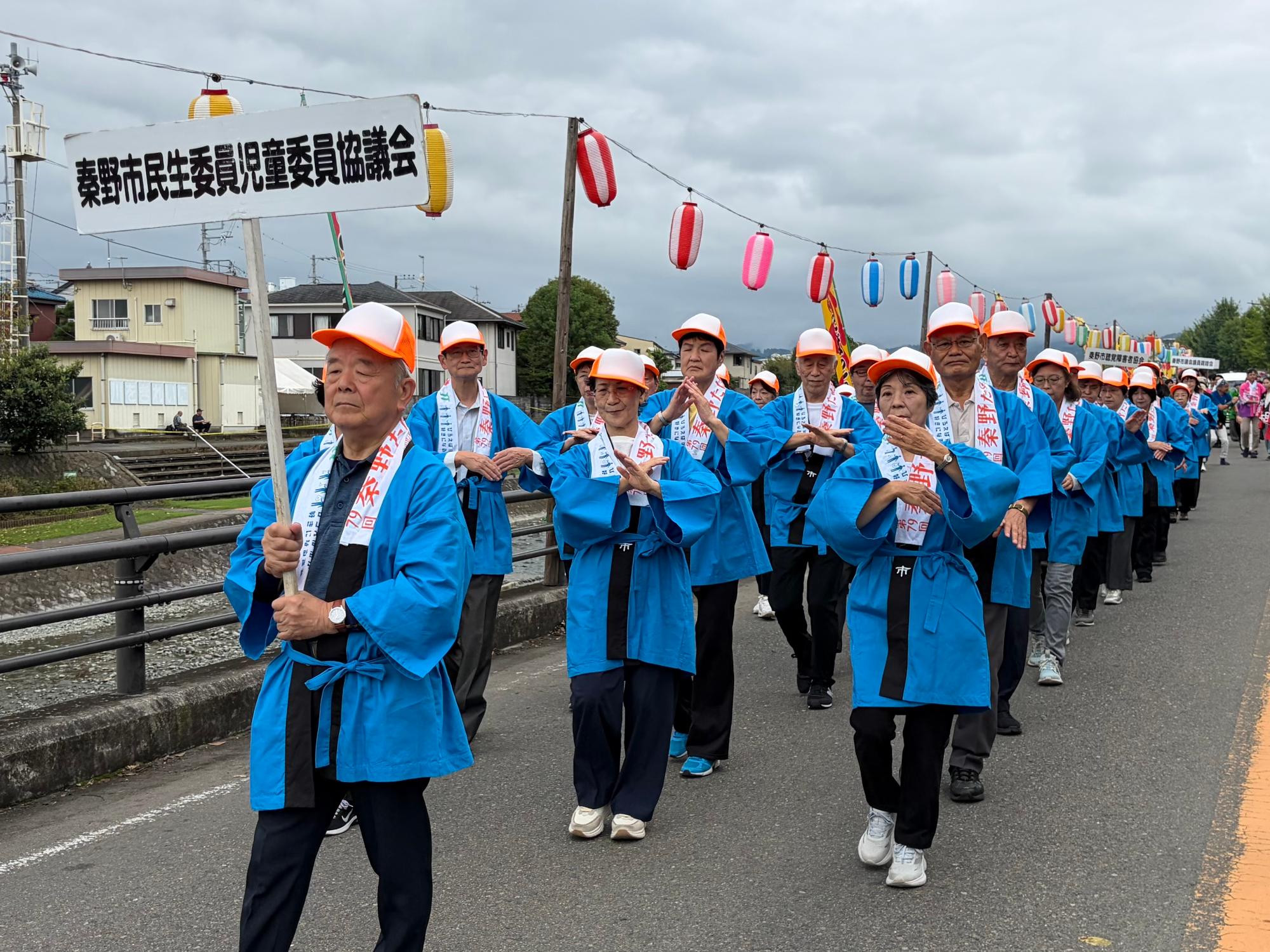 たばこ音頭を踊る民生委員