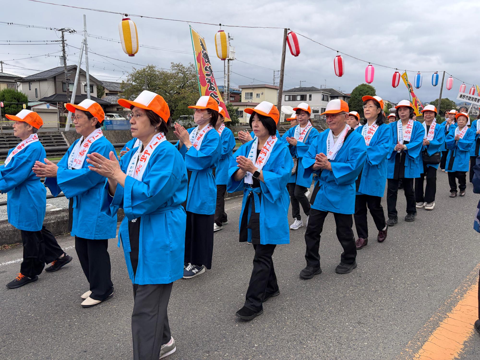 たばこ音頭を踊る民生委員2