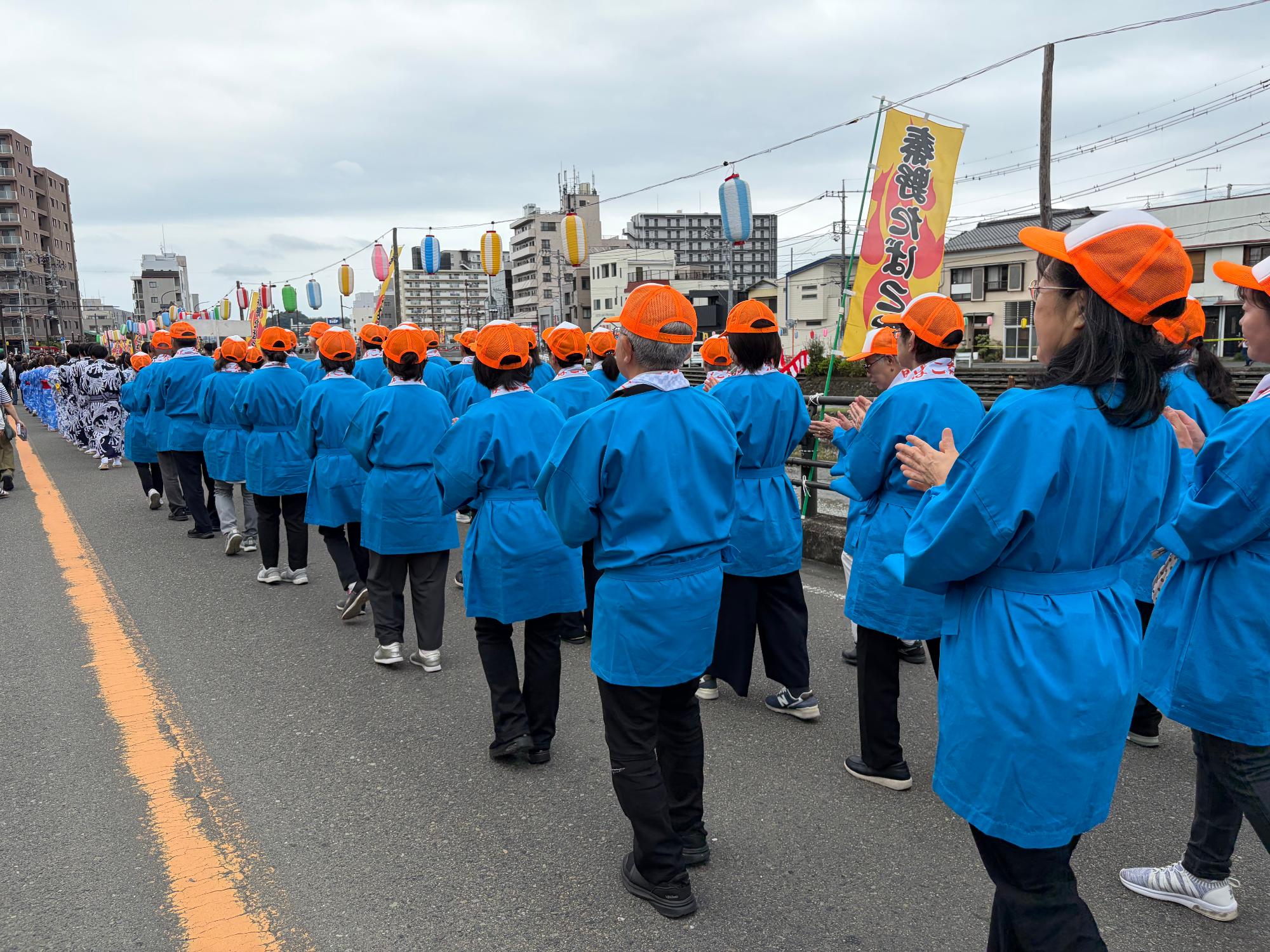 たばこ音頭を踊る民生委員3