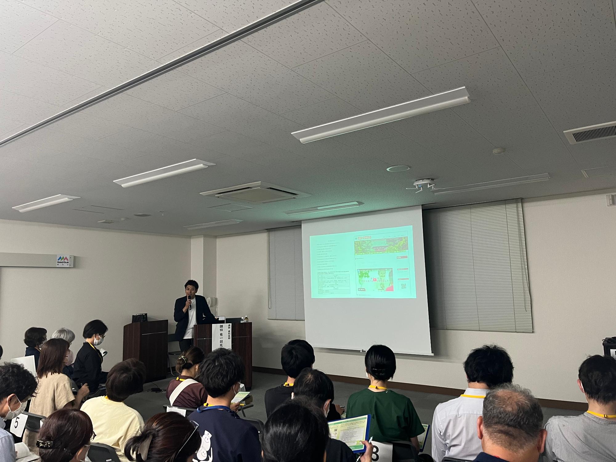 鎌田歯科医師が講演会をしている様子