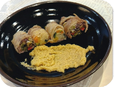 穫れたてクリーミー落花生ソースにカラフル野菜の肉巻きを添えて