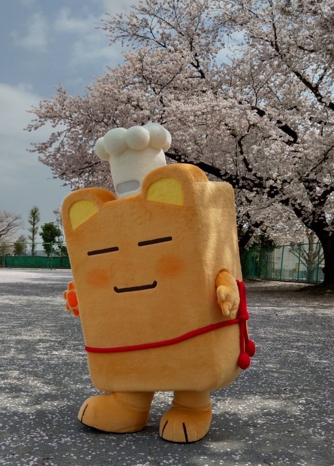 桜の木の下に立っている食育キャラクターボンチーヌの写真