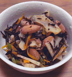 白い小鉢に、ゆで落花生が入ったひじきの五目煮が盛り付けされた写真