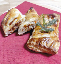 焼き目がついた長方形のパイとその横に、半分にカットされた具材が詰まったパイが盛り付けされた写真