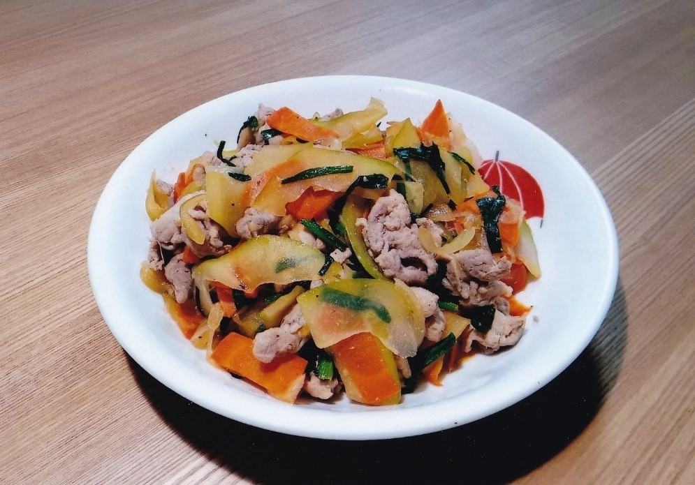 青パパイヤや肉を炒めた写真