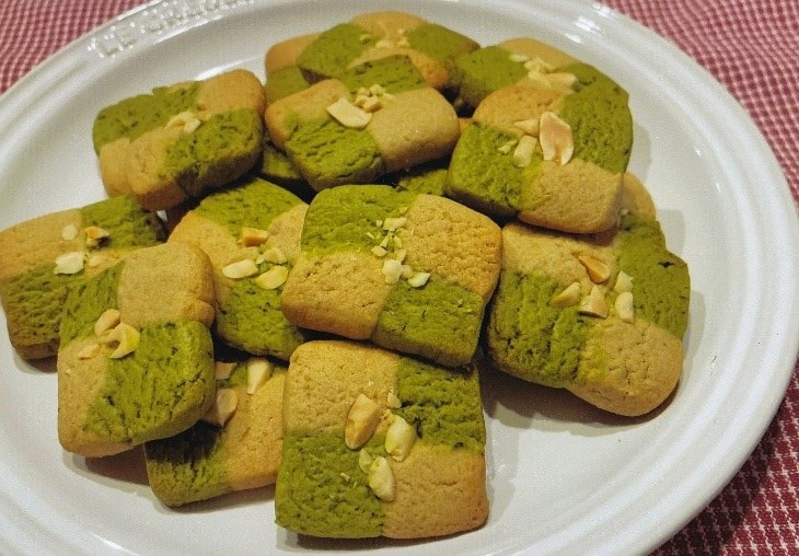 緑と白の市松模様になった四角いクッキーが、白い皿に盛られた写真