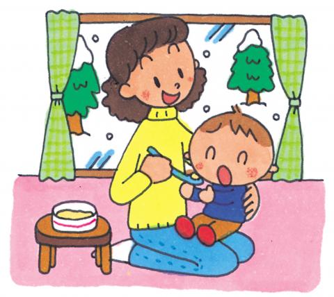 黄色いセーターを着た母親が床に座り、膝に抱えた赤ちゃんにスプーンで離乳食を与えており、赤ちゃんが口を大きく開けているイラスト