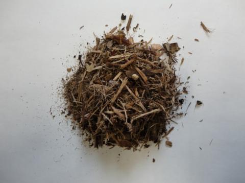 白い台の上に、細かく粉砕された草木類が山型に置かれている写真