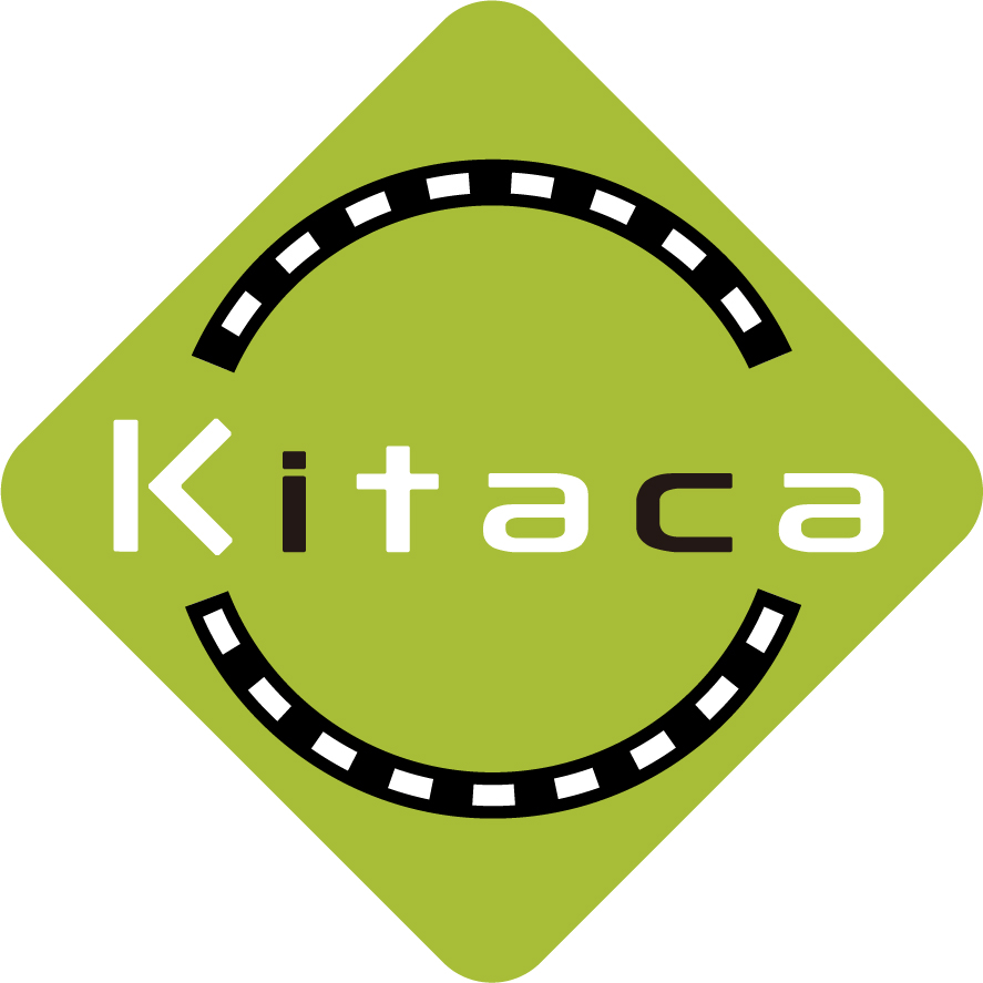黄緑色のひし形の中に、「Kitaca」と書かれた文字と、上下に線路のような黒い弧線がデザインされたICカード乗車券のロゴマーク