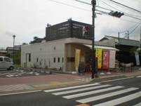 入り口前には複数ののぼり旗が立てられている白い建物が写っている休養施設の写真