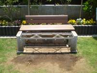 ベンチの座面が前にスライドし、災害時にかまどの役割を果たす多機能な休憩スペースを捉えた写真