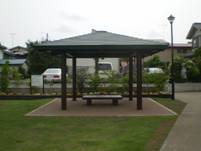 中にベンチが一つ置かれ、四本の柱と屋根を持つ、あずまや通常時の写真