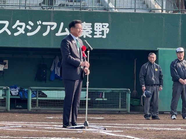 中栄信金スタジアム秦野のグラウンドにて、あいさつする高橋市長