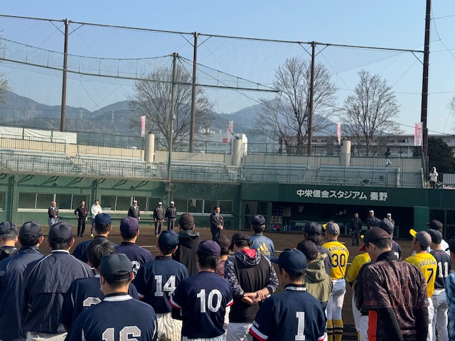 選手を前に、中栄信金スタジアム秦野のグラウンドにて、あいさつする高橋市長
