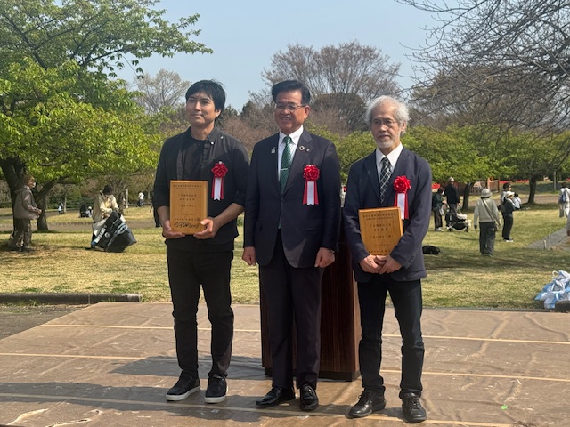 2人の作者と秦野市長