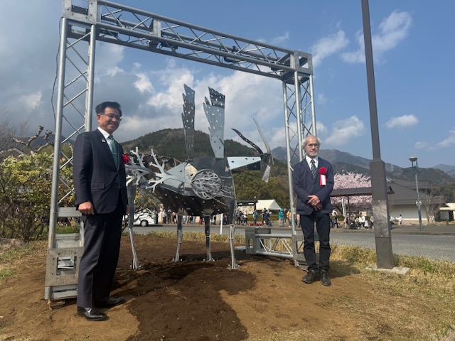 県立秦野戸川公園にて、受賞作品の星に向かう樹とともに、作者と秦野市長