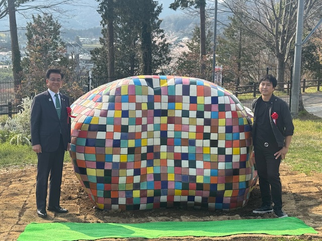 はだの丹沢クライミングパークにて、受賞作品の巨石に就てとともに、作者と秦野市長