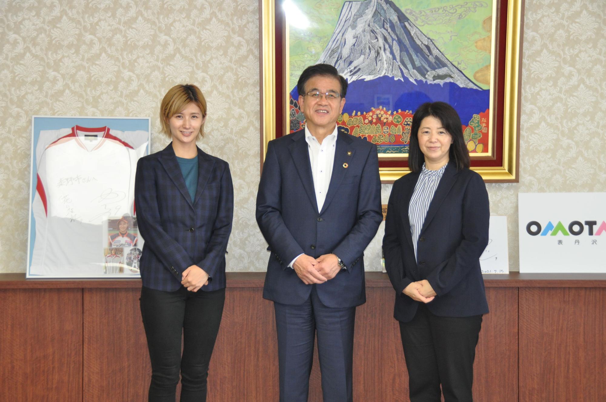 左からふるさと大使の加藤優さん、高橋市長、全日本女子野球連盟・山田代表理事が並んで笑顔で記念撮影を行っている写真