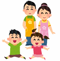 エプロンを着用した男性と女性が、楽しそうに遊んでいる子ども2名を笑顔で見守っている画像です。