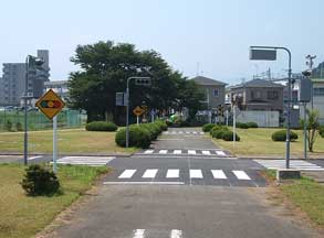 交通公園内の信号機のある交差点