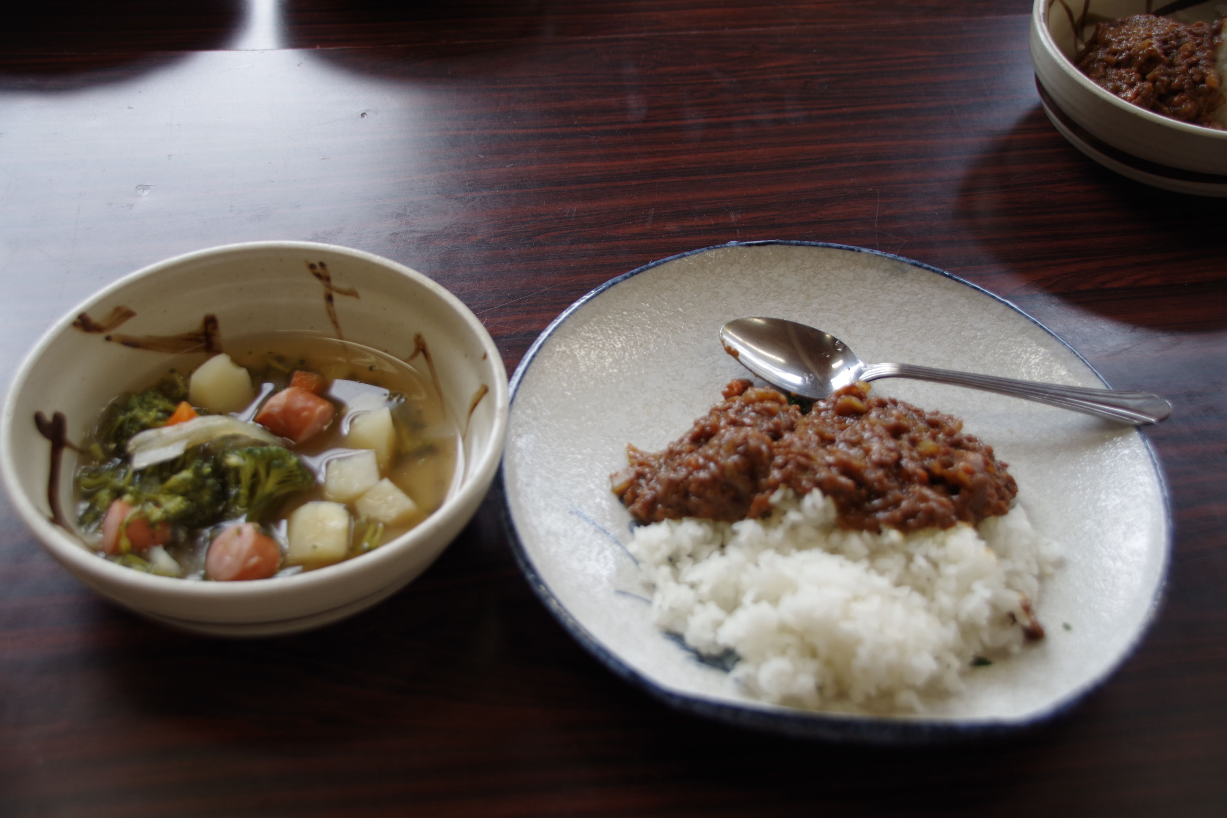 お昼ごはん：キーマカレー、ポトフスープの写真