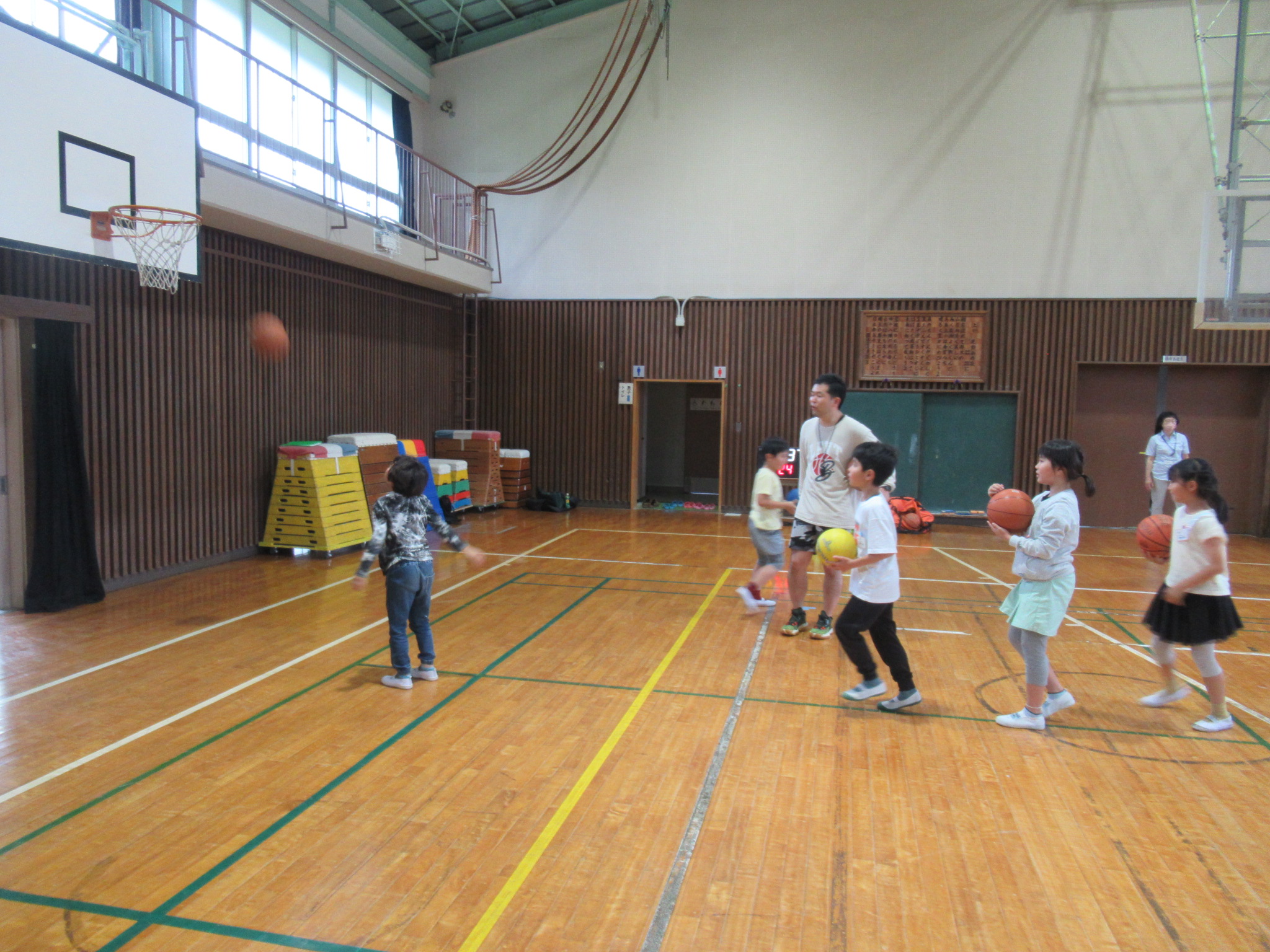 写真：かみ放課後子ども教室（バスケットボール）