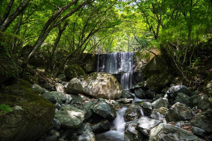 第4回秦野市インスタグラム写真動画コンテストの写真部門の優秀作品で水無川上流の堰堤を涼しげな水が流れる様を捉えた作品