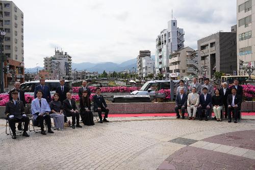 まほろば大橋で開催された秦野駅列車接近メロディー導入記念手形碑及び記念プレート除幕式の記念撮影