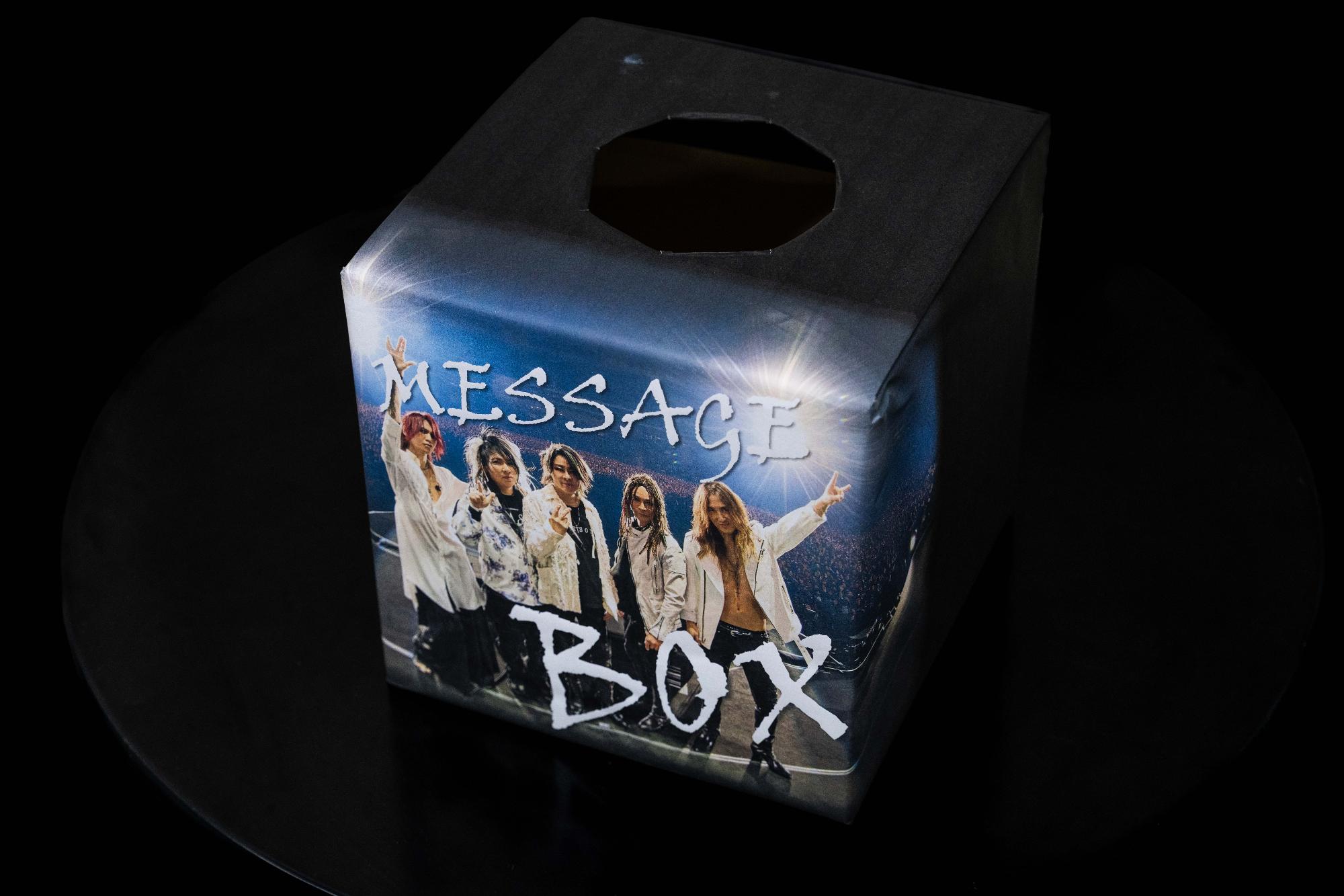 LUNASEA真矢さんの追悼メッセージを投函するためのメッセージボックスが暗闇の中に置かれている