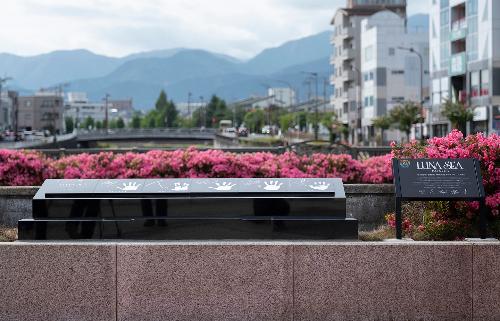 まほろば大橋に設置した秦野駅列車接近メロディー導入記念手形碑と記念プレートの並び