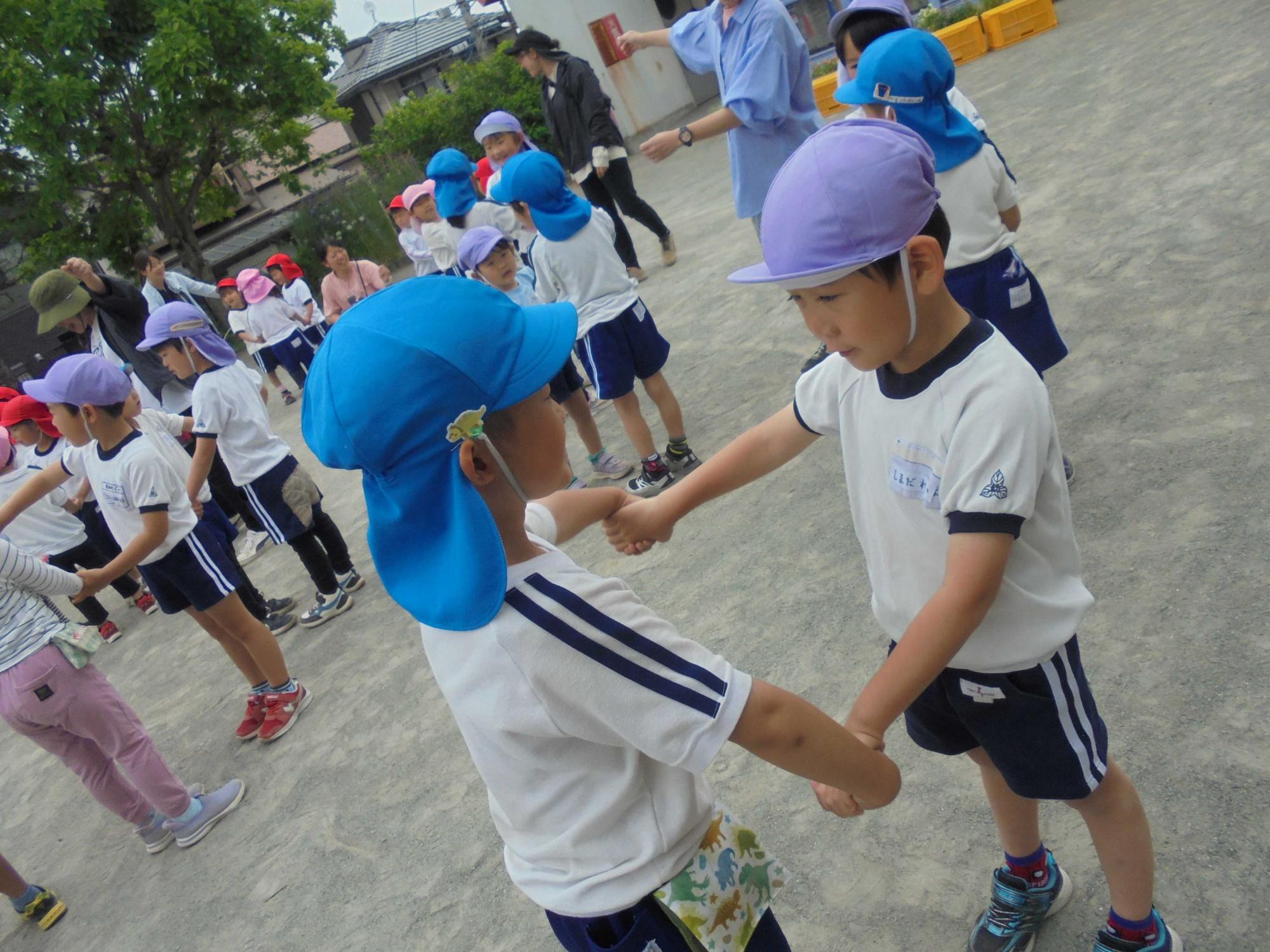 近隣の幼稚園に遊びに行き、その幼稚園の園児とゲーム遊びをしているところです。