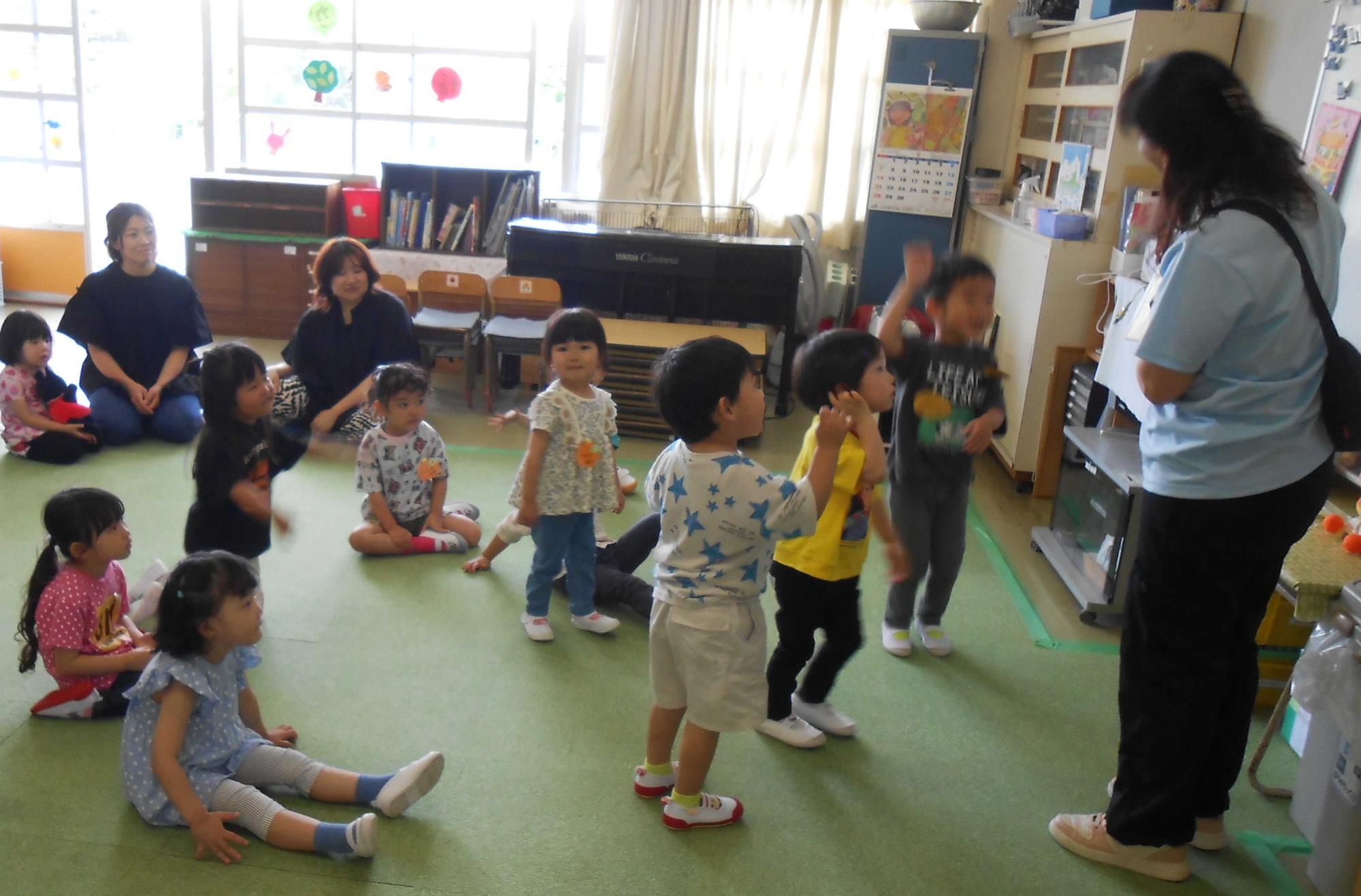 先生が絵本の読み聞かせをしているところです。