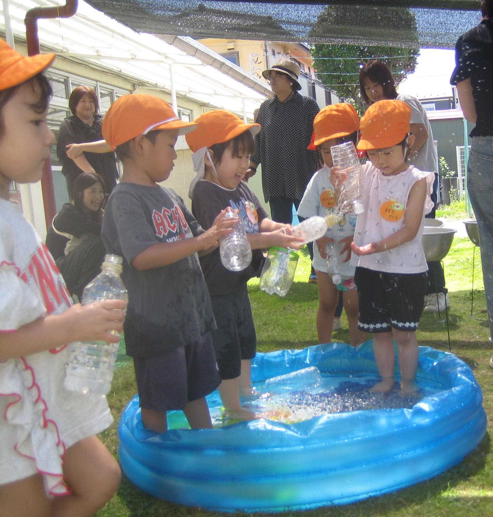 プールでお友達と水遊びをしているところです。