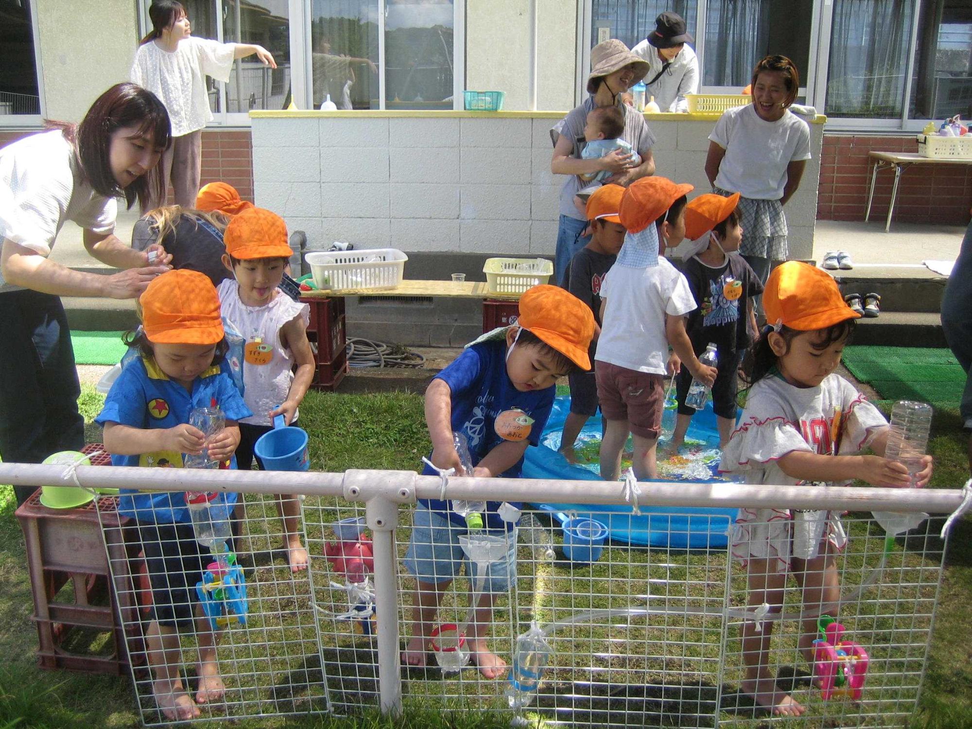 戸外で水遊びをしているところです。