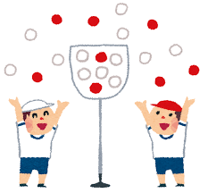 白と赤の帽子をかぶった体操服姿の二人の園児が、腕を高く上げて紅白の玉を空中に投げ、かごに入れようと玉入れ競技を楽しんでいる様子のイラスト