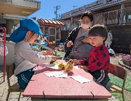 R8かるがもさん親子が遊んでいる