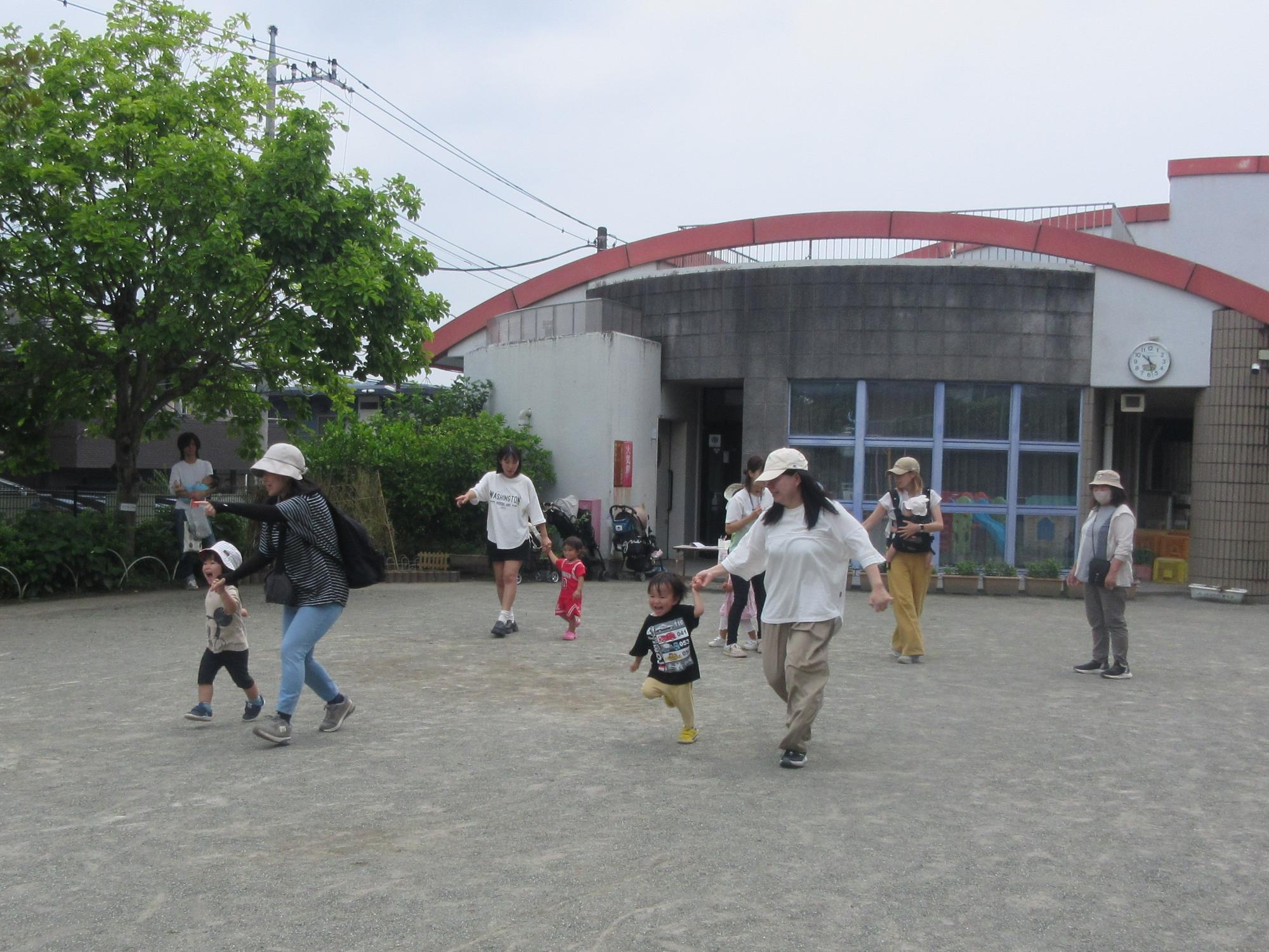 R8未就園児の親子が走っている