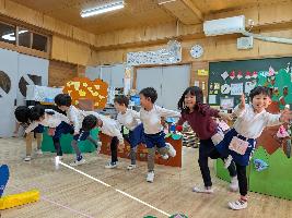 木のぬくもりの感じられる保育室で、ダンスを楽しむ幼児たち