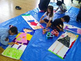 縦長の画用紙に大きく自画像を描いている