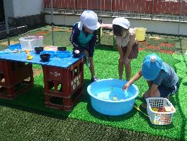 屋上で水遊び
