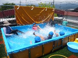 屋上のプールで遊ぶ