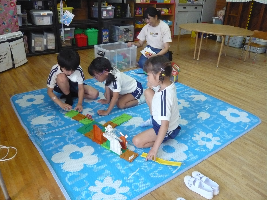 預かり保育（さくらんぼで、園児がござの上で遊んでいる