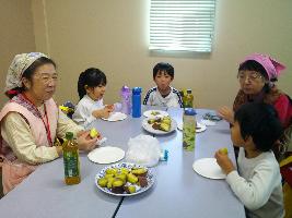さつまいも堀で自分たちが掘った芋を南地区の民生委員さんが蒸かしてくれ、さつまいも会食をした