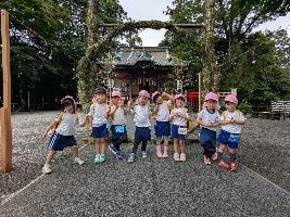 ピンク帽子のすみれ組、白笹稲荷神社へ園外保育