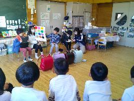 隣接する南小学校の児童が就学を目前に控えた年長児のクラスに来て、小学校の生活について説明している